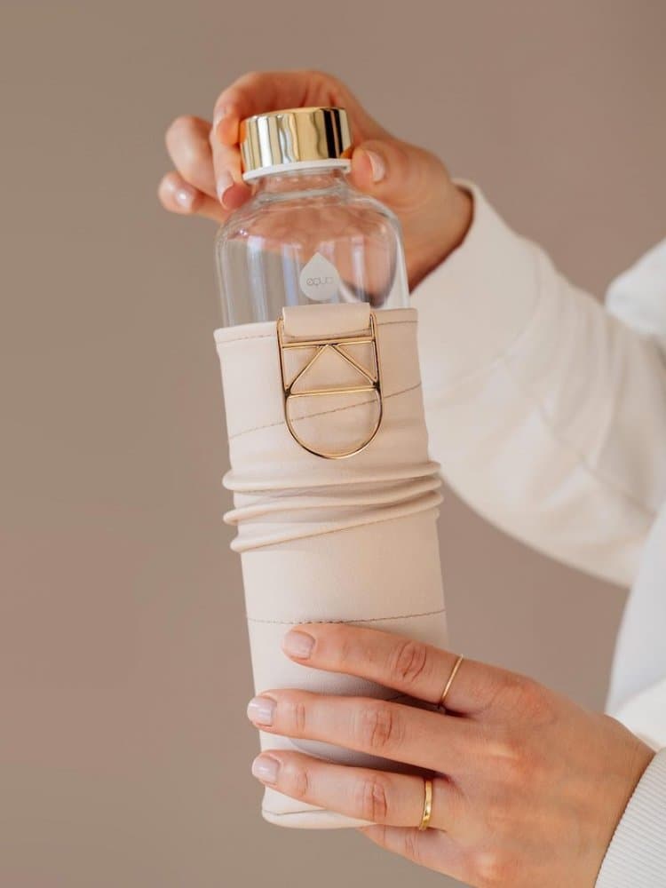 Láhev na pití Equa Mismatch Beige 750 ml s obalem z umělé kůže - náhled 3