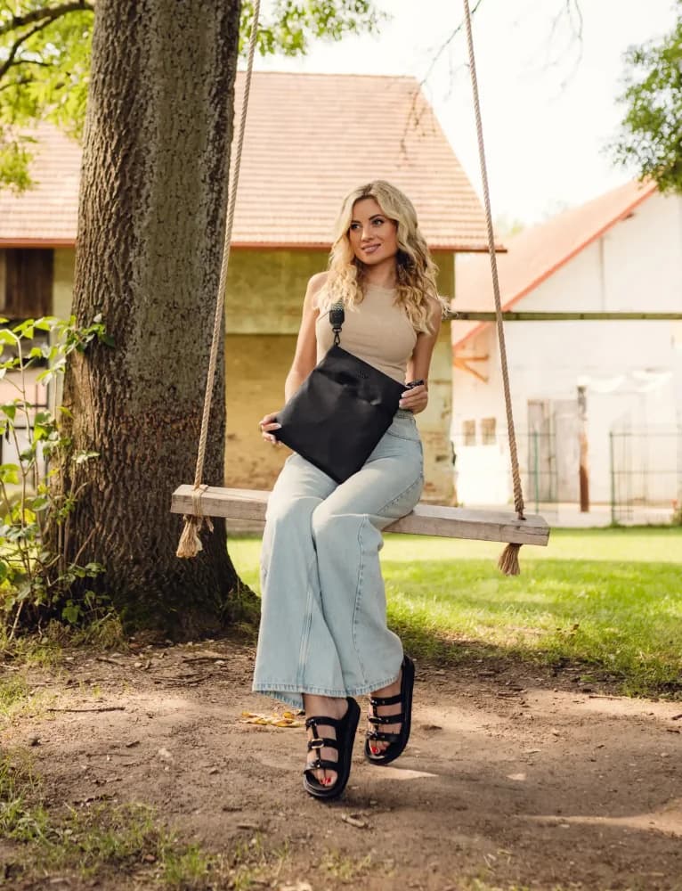Vuch crossbody kabelka Smokie Resistant Black - náhled 4