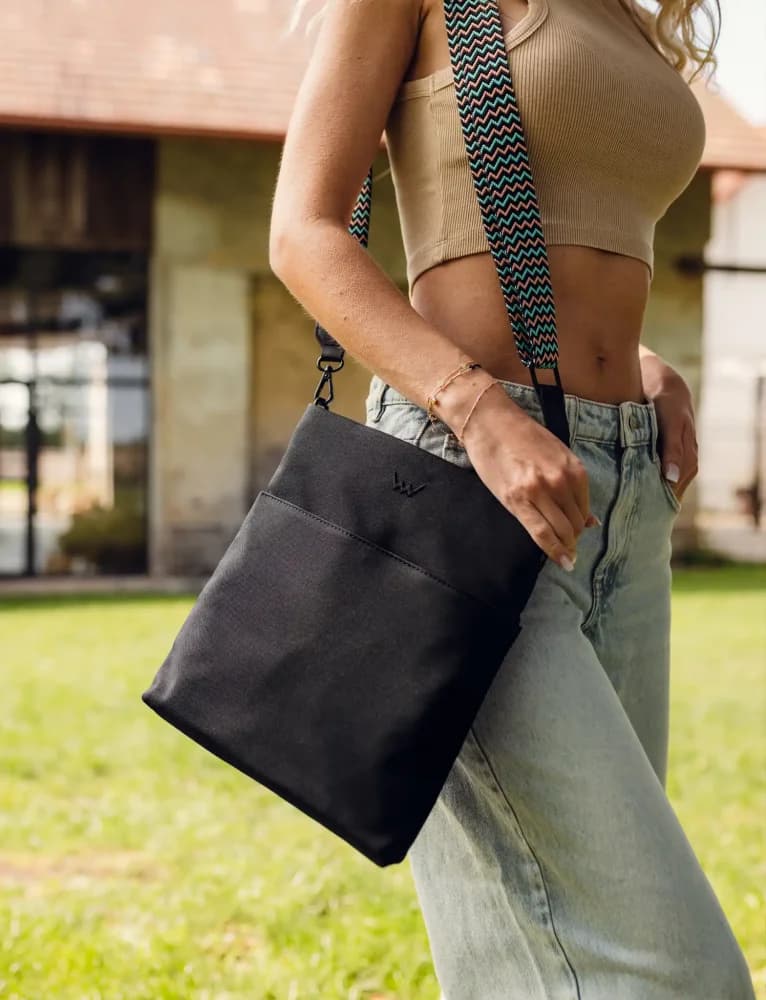 Vuch crossbody kabelka Smokie Resistant Black - náhled 5
